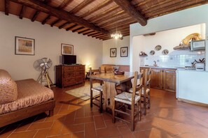 Interior - La Loggetta apartment in farmhouse with swimming pool surrounded by greenery (Toscana)