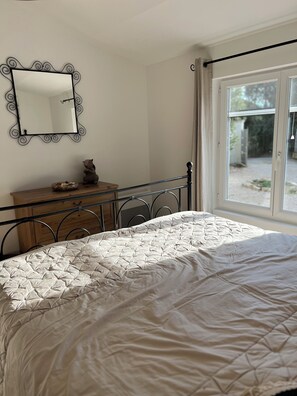 2 室のベッドルーム、デスク、アイロン / アイロン台、旅行用ベビーベッド