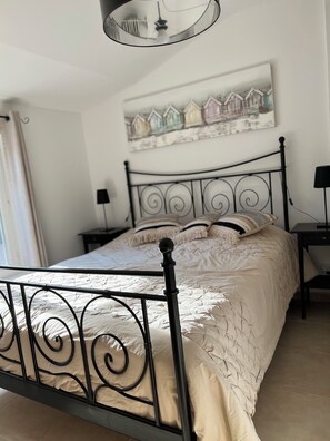 2 bedrooms, desk, iron/ironing board, travel cot - Small house in Drôme provençale among vineyards,truffles,lavender - 4 people (Suze la Rousse)