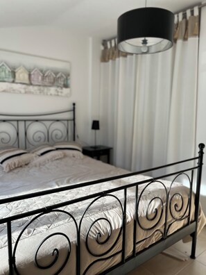 2 Schlafzimmer, Schreibtisch, Bügeleisen/Bügelbrett, Reisekinderbett