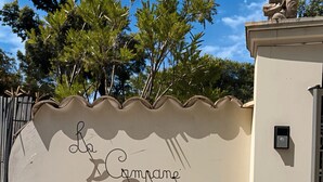 Um edifício com uma placa que diz 'Le Campane'.