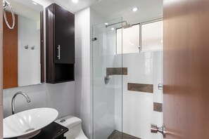 Toallas, jabón y papel higiénico