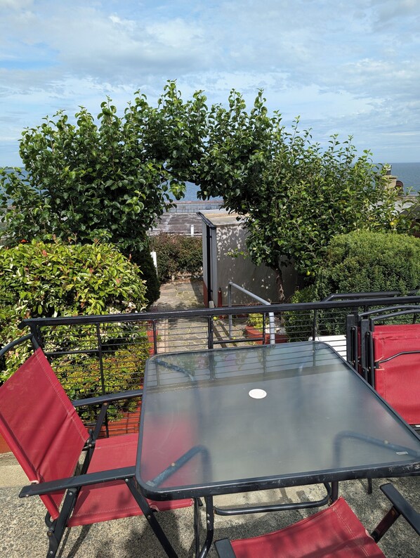 Outdoor dining - Widows Row Cottage, Historic Harbour Property, Panoramic Sea Views, DOG Friendly (Newcastle)