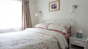 2 bedrooms, iron/ironing board, travel crib, free WiFi - Widows Row Cottage, Historic Harbour Property, Panoramic Sea Views, DOG Friendly (Newcastle)