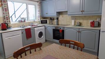 Frigorífico, microondas, horno y lavavajillas