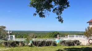 Un área de piscina con vistas al paisaje circundante.