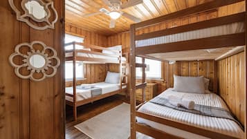 House | 3 bedrooms, desk, Internet