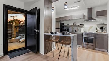 House | 4 bedrooms, desk, Internet