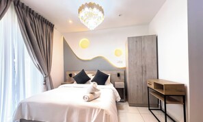 Espacio para trabajar con laptop y cortinas blackout 