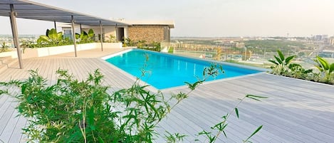2 outdoor pools
