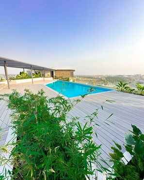 2 outdoor pools