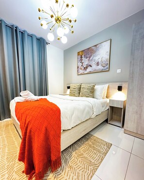 Apartamento Deluxe, balcón, vistas a la ciudad | Espacio para trabajar con un portátil y cortinas opacas