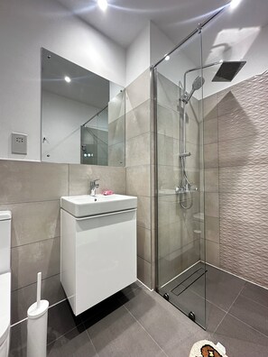 Apartament de luxe, balcó, vistes a la ciutat | Bany | Dutxa, articles de tocador gratuïts, sabó i paper higiènic 