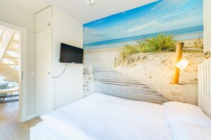 2 habitaciones, tabla de planchar con plancha y muebles diferentes 