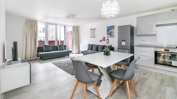 Eine moderne Wohnung mit Essbereich, Küche und Wohnzimmer.