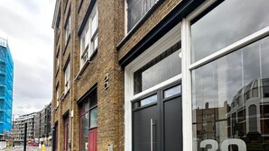 Straßenansicht mit einem Gebäude, auf dem '30 Vestry St N1' steht.