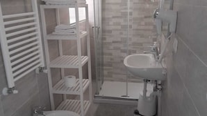 Hair dryer, towels, soap, toilet paper - Your Independent Room (Lecco)