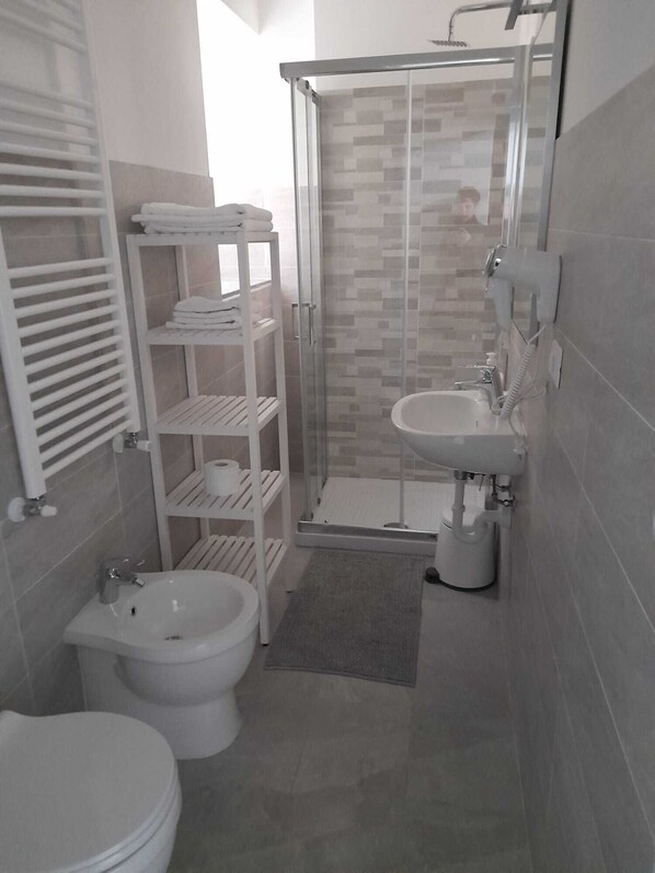 Hair dryer, towels, soap, toilet paper - Your Independent Room (Lecco)