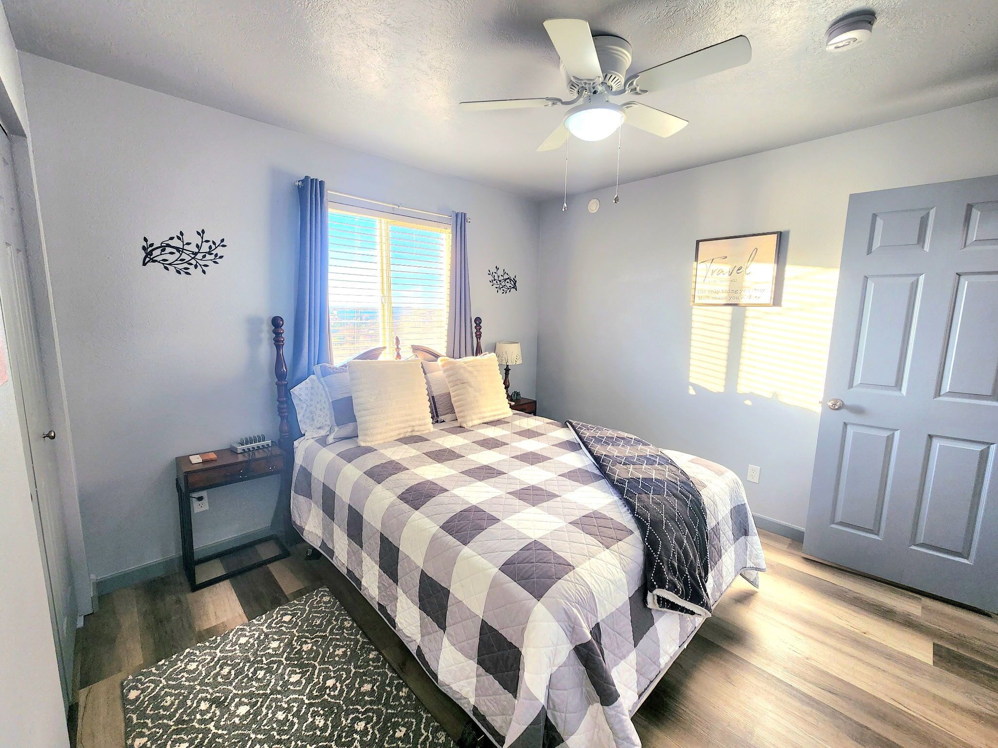 3 chambres, bureau, fer et planche à repasser, lit parapluie