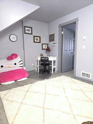 3 habitaciones, escritorio y tabla de planchar con plancha 