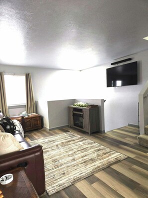 Smart TV, fireplace - Remodeled Townhome with City Views (Pocatello)