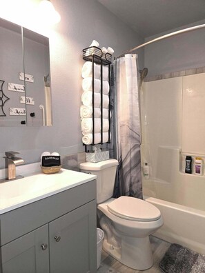 Hair dryer, towels, soap, shampoo - Remodeled Townhome with City Views (Pocatello)