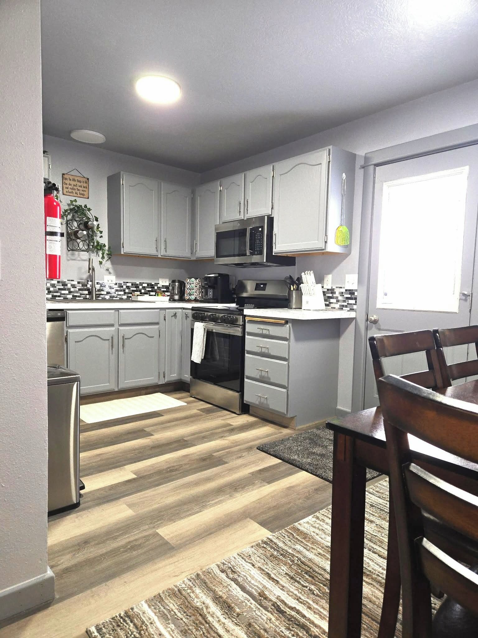 Kjøleskap, mikrobølgeovn, ovn og kokeplater