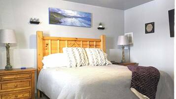 3 habitaciones, escritorio y tabla de planchar con plancha