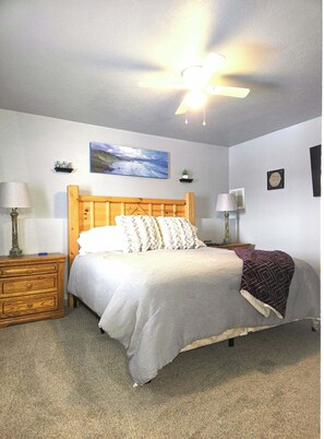 3 habitaciones, escritorio y tabla de planchar con plancha