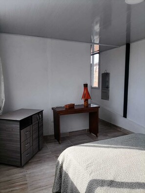 1 habitación, tabla de planchar con plancha, wifi y ropa de cama 