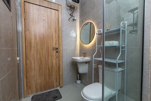 Regadera, toallas, jabón, papel de baño 