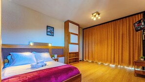 Iron/ironing board (on request), cribs (free), WiFi (free), bed sheets - Club Hotel 1650 (Courchevel)