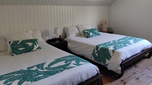 A room with two beds, white bedding, and green leaf-patterned blankets. - Ti kaz Annah - Cosy house with terrace, volcano region & nature (Le Tampon)