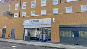 Un edificio de hotel con un letrero que dice 'ILFORD HOTEL GOODMAYES'.