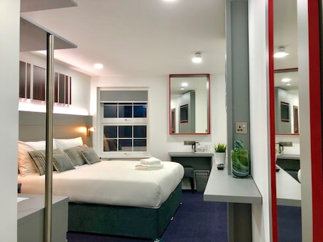 Double Room, Ensuite | 1 bedroom, free cribs/infant beds, bed sheets