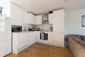 Microwave, oven, dishwasher - Stylish 2-Bed West London Duplex with Spacious Balcony Near Central London (London)