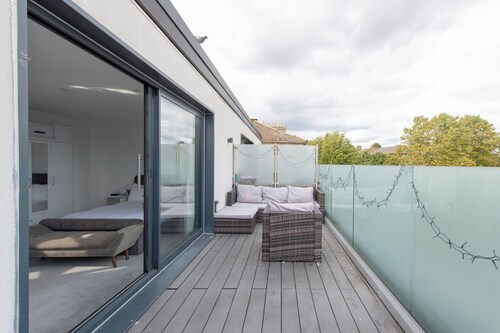 Stylish 2-Bed West London Duplex with Spacious Balcony Near Central London
