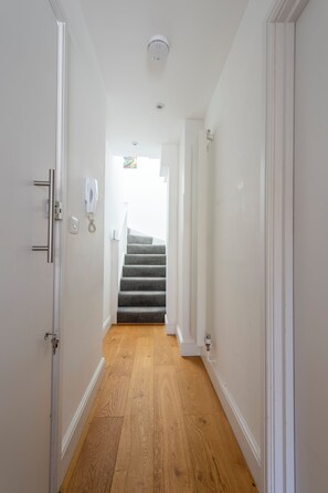 Interior - Stylish 2-Bed West London Duplex with Spacious Balcony Near Central London (London)