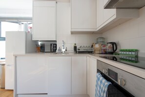 Een microgolfoven, een oven, een vaatwasser