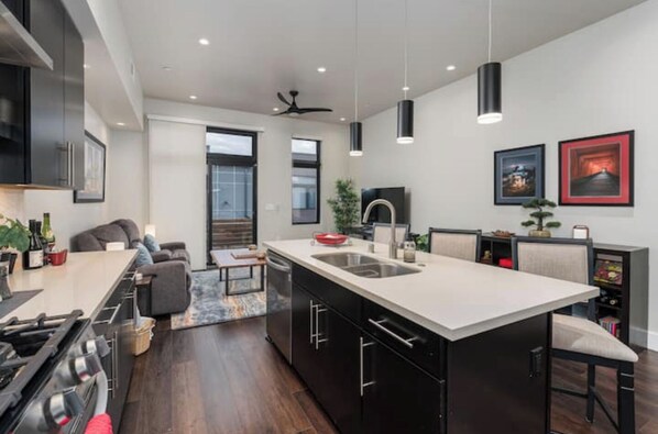 Fridge, microwave, oven, stovetop - Modern 1BR 1.5B with Tesla Chrgr (Reno)