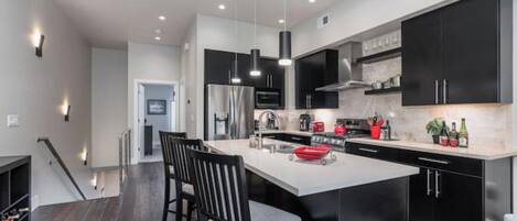 Réfrigérateur, micro-ondes, four, plaque de cuisson