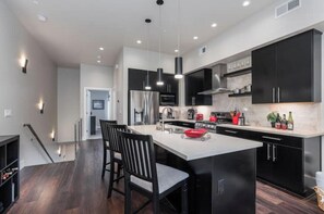 Fridge, microwave, oven, stovetop - Modern 1BR 1.5B with Tesla Chrgr (Reno)