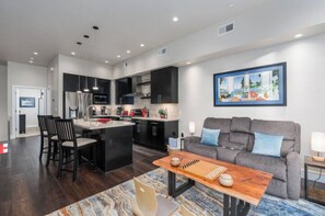 Smart TV - Modern 1BR 1.5B with Tesla Chrgr (Reno)