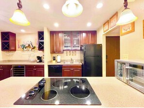 Fridge, microwave, oven, stovetop - Lakeside Home in Reno (Reno)