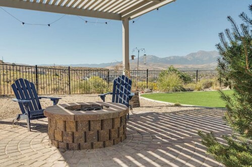 Guest House with Swim Spa & Yard