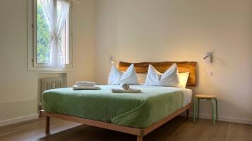 1 間睡房、書桌、熨斗/熨衫板、可攜式嬰兒床