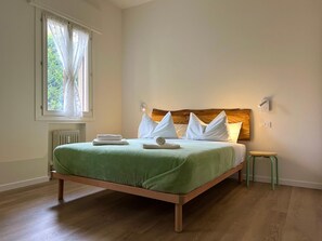 1 chambre, bureau, fer et planche à repasser, lit parapluie