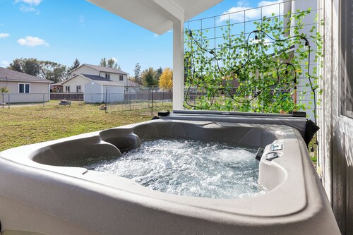 Mtn View Getaway - w/ Hot Tub, Close to Schweitzer