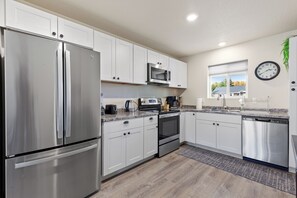 Frigorífico, microondas, horno y placa de cocina