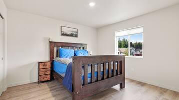 3 bedrooms, desk, travel crib, WiFi
